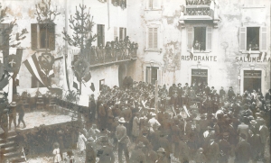 Festa in iazza a Maccio nel 1916